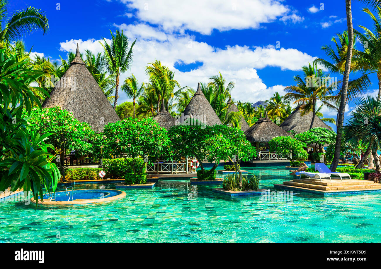 Resort de luxe à l'île Maurice,voir avec piscine et palmiers. Banque D'Images