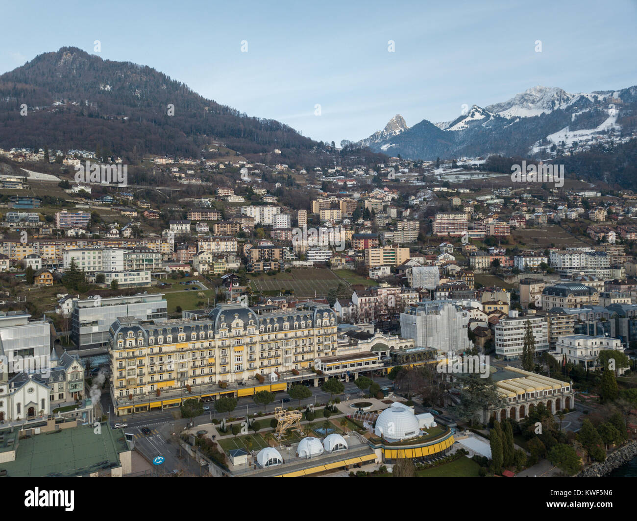 Montreux est une ville de villégiature traditionnel en Suisse sur les rives du lac Léman. Il est célèbre pour son festival annuel de jazz. Image prise par un drone. Banque D'Images