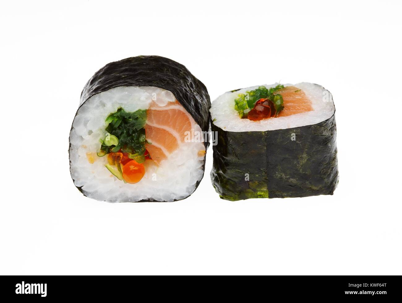 Délicieux sushis isolé sur fond blanc. Banque D'Images