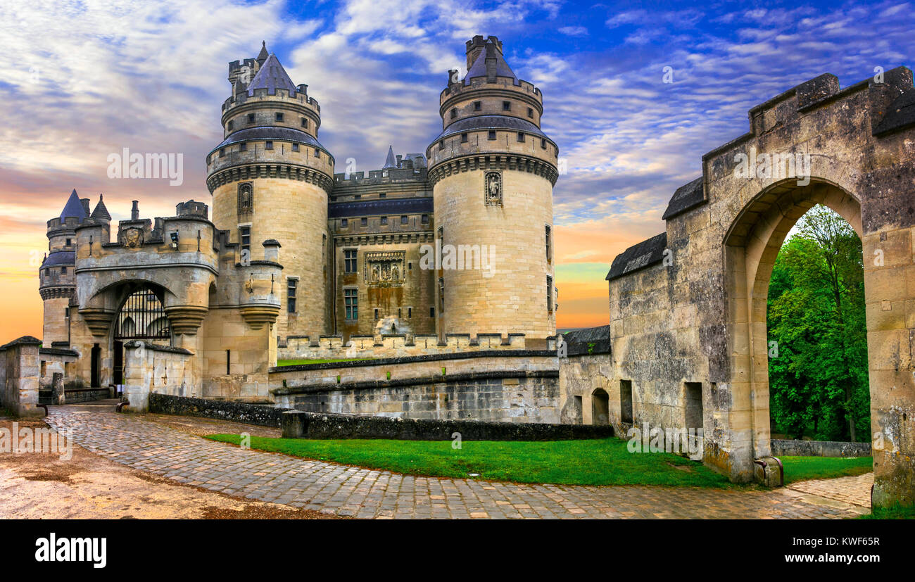 Impressie Pierrefonds château médiéval sur le coucher du soleil,France. Banque D'Images