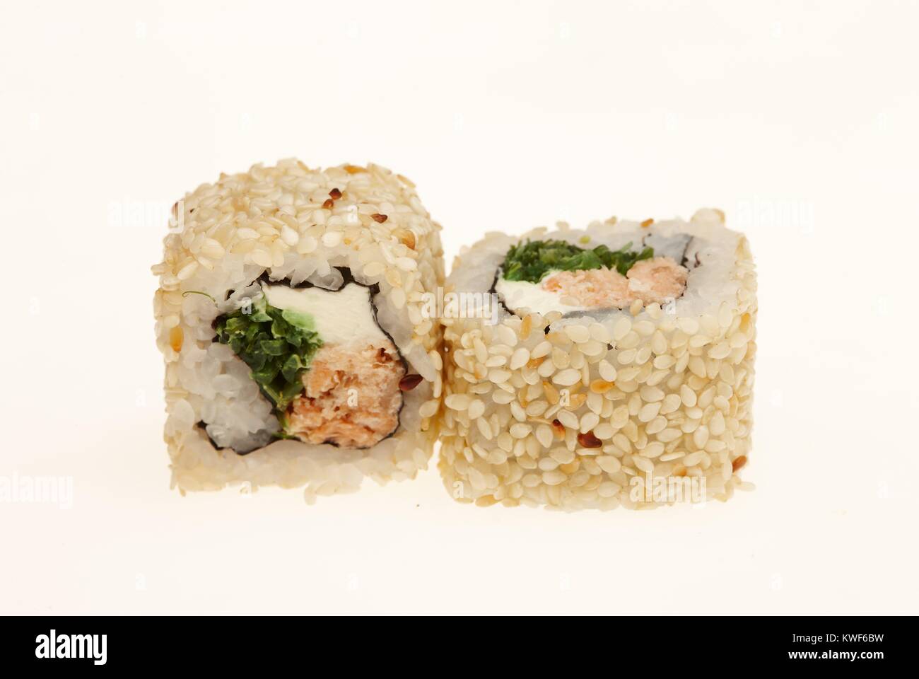 Délicieux sushis isolé sur fond blanc. Banque D'Images