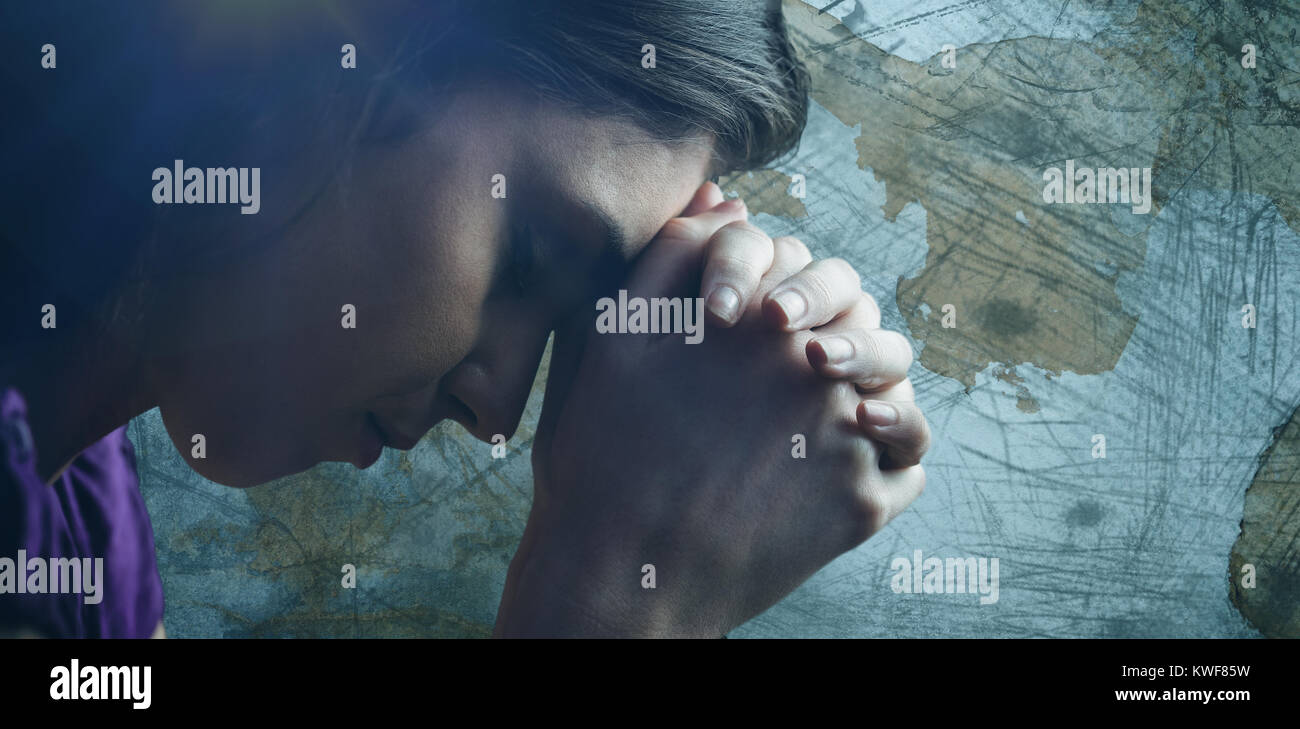 Image composite de gros plan de la femme priant avec les mains ensemble Banque D'Images
