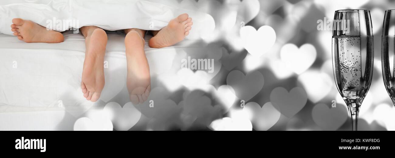 Pieds de couple avec coeur de transition amour de Valentin et champagne Banque D'Images
