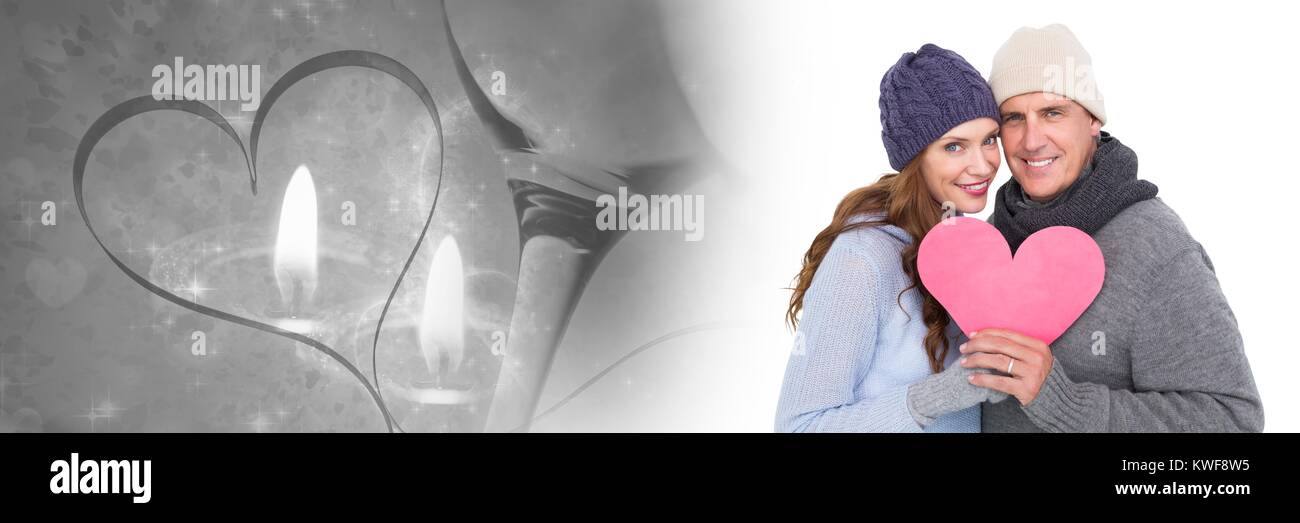 Couple de Valentines tenant coeur avec amour coeur bougie fond Banque D'Images