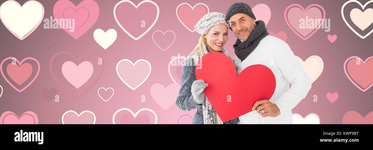 Couple de Valentines tenant coeur et amour coeur fond Banque D'Images
