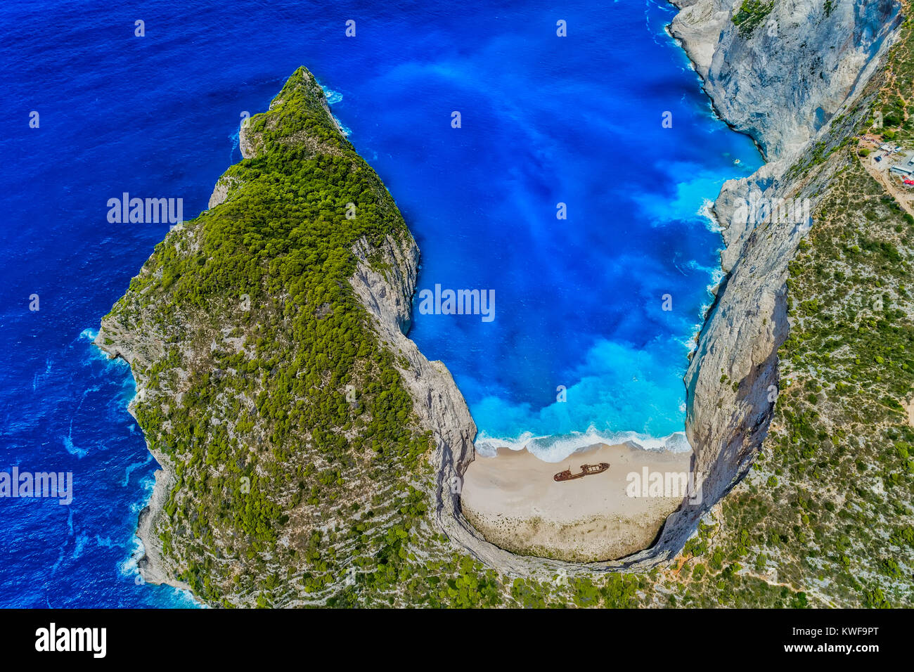 Vue aérienne de la plage de Navagio (naufrage) dans l'île de Zakynthos, Grèce. Plage de Navagio est une attraction populaire parmi les touristes visitant l'île de Zaky Banque D'Images