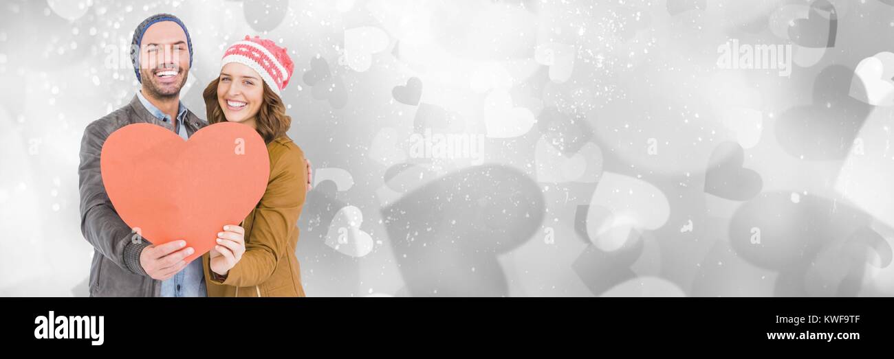 Couple de Valentines tenant coeur et amour coeur fond Banque D'Images