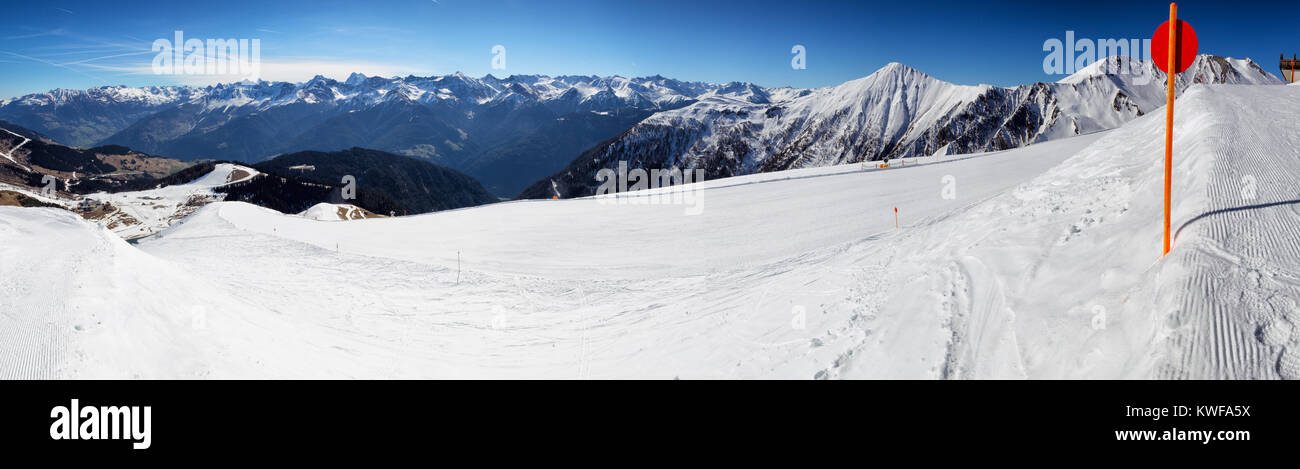 Panorama des Alpes au Tyrol, avec vue sur la vallée de l'Inn dans la région de ski de Serfaus, Tyrol, Autriche. Banque D'Images