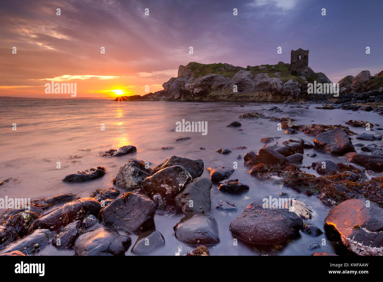 Lever de soleil spectaculaire à Kinbane Head avec les ruines de Kinbane Castle sur la côte de Causeway en Irlande du Nord. Banque D'Images
