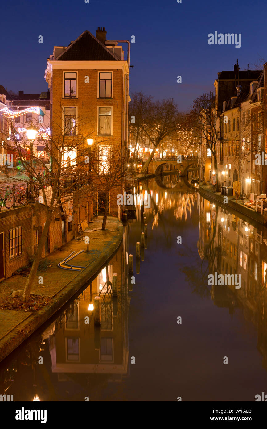 L'Oudegracht canal à Utrecht aux Pays-Bas dans la nuit. Banque D'Images