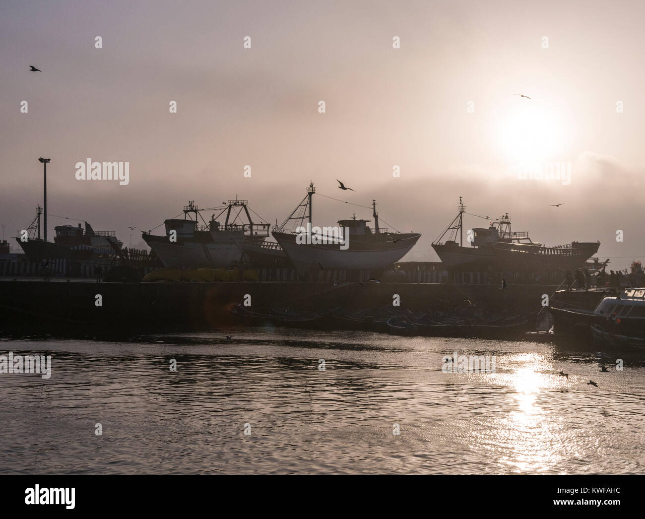 À l'aube Sillhouette de bateaux. Banque D'Images