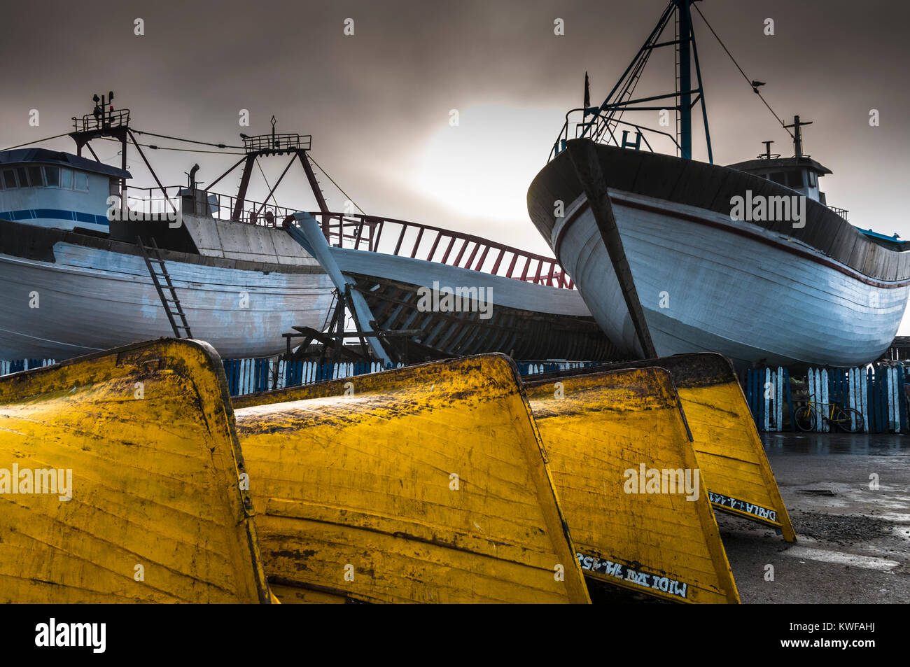 Grands et petits bateaux en cale sèche avec une lumière. Banque D'Images