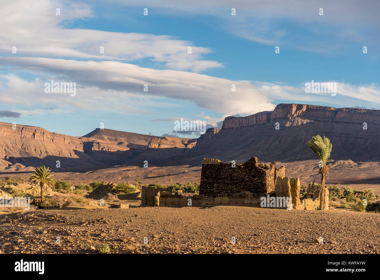 Paysage du désert marocain avec bâtiment semi ruine Banque D'Images