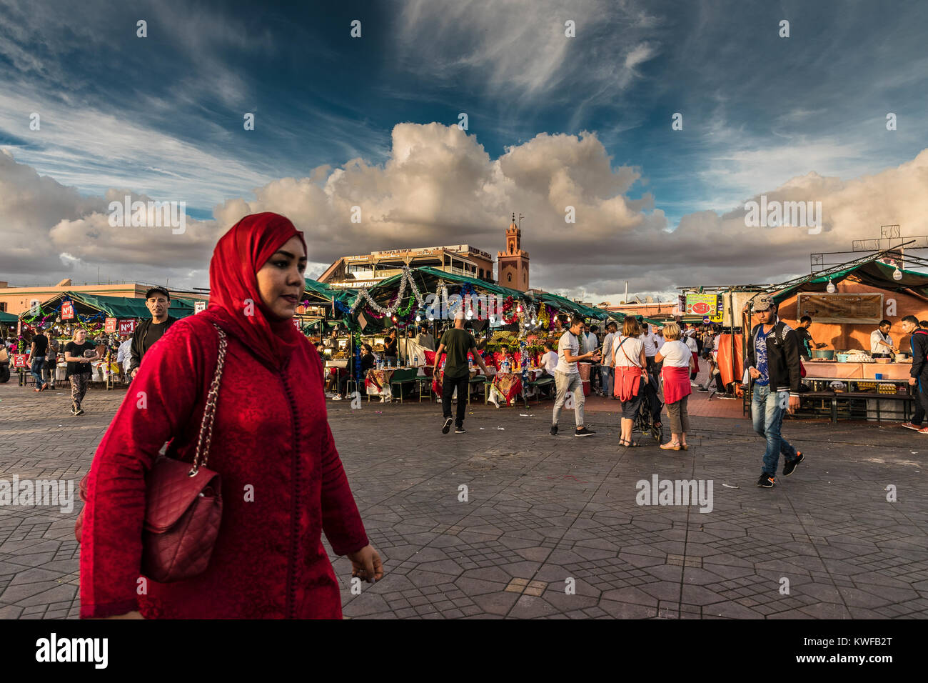 Les femmes habillés en djellaba rouge Banque D'Images