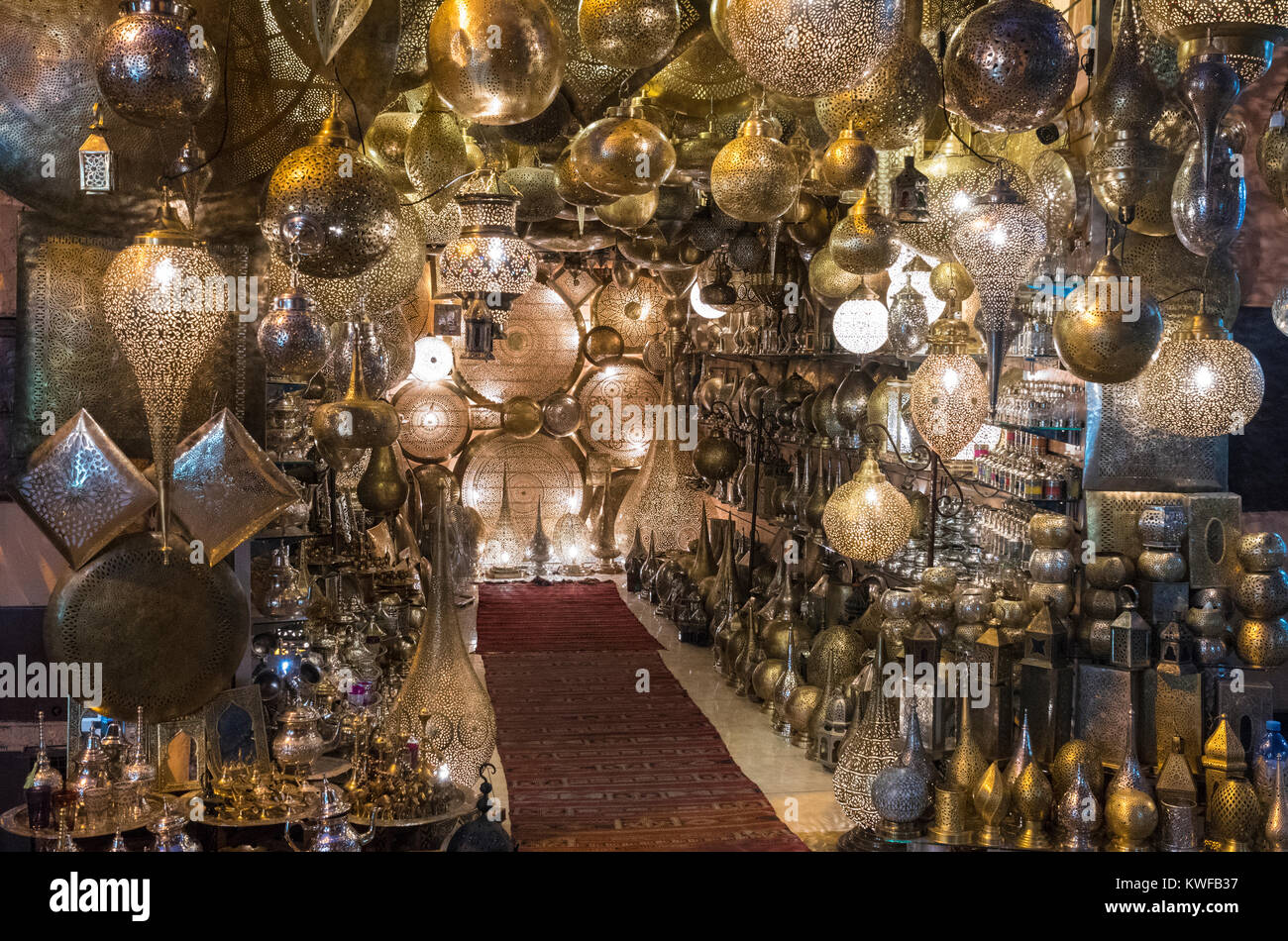 Boutique de luminaires dans le souk. Banque D'Images