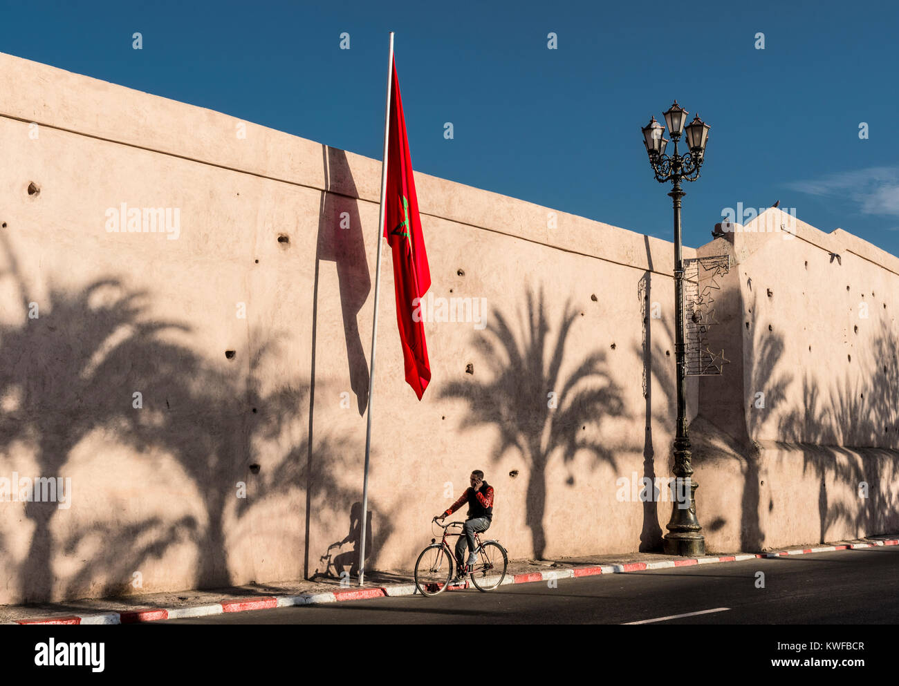 Drapeau marocain et Médina remparts avec palm shadows. Banque D'Images