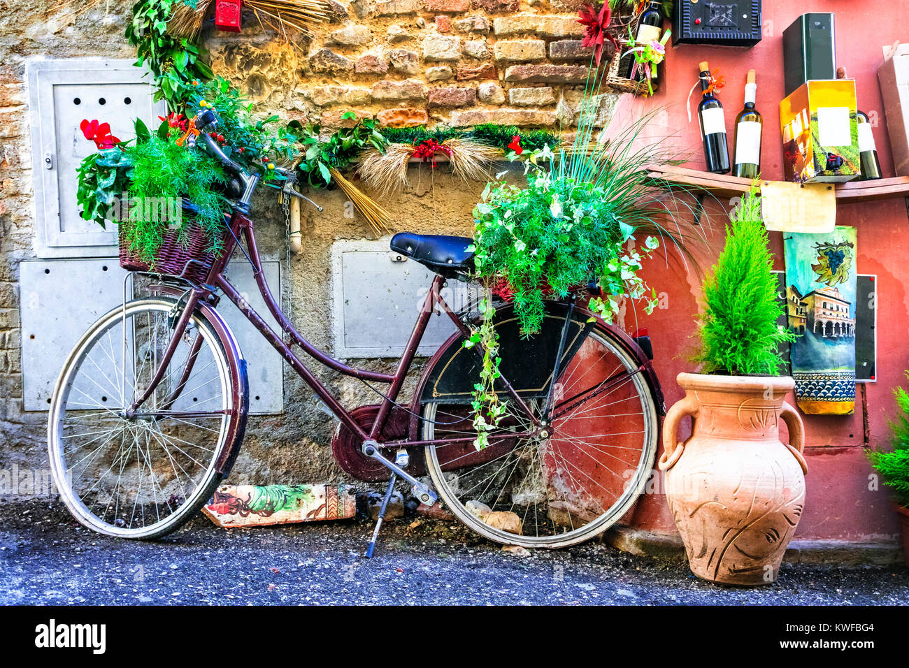 Vieilles rues du village italien,voir avec vieux vélo et la décoration florale. Banque D'Images