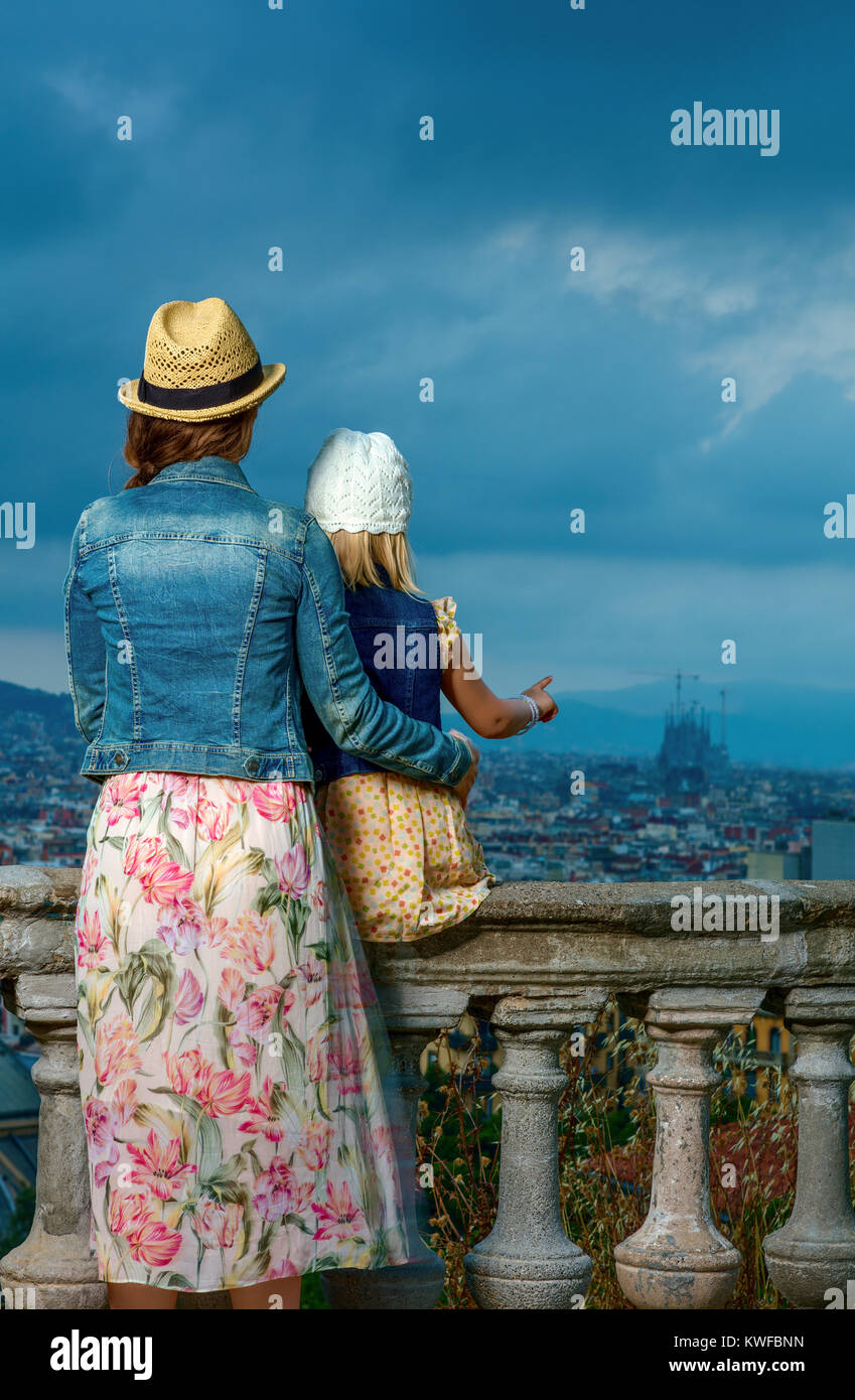 Soirée parfaite avec vue magnifique. Vus de derrière, jeune mère et fille les touristes à Barcelone, Espagne enjoying view Banque D'Images