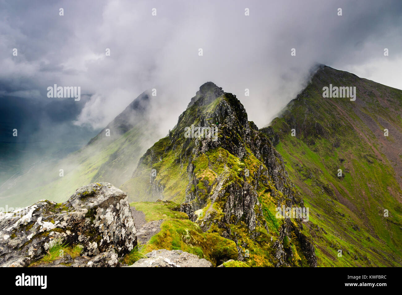 L'Aonach Eagach n'est pas vraiment quelque part la personne moyenne veut être dans un temps pareil. Il devient tout à fait une entreprise sérieuse quand c'est mouillé. Bu Banque D'Images