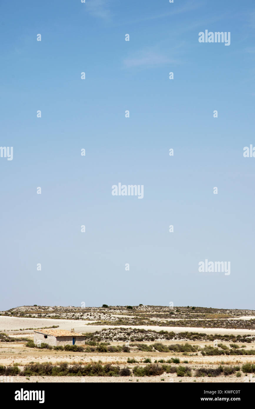 Vue d'un paysage aride typique de Los Monegros en Aragon, en Espagne, avec un espace vide sur le dessus Banque D'Images