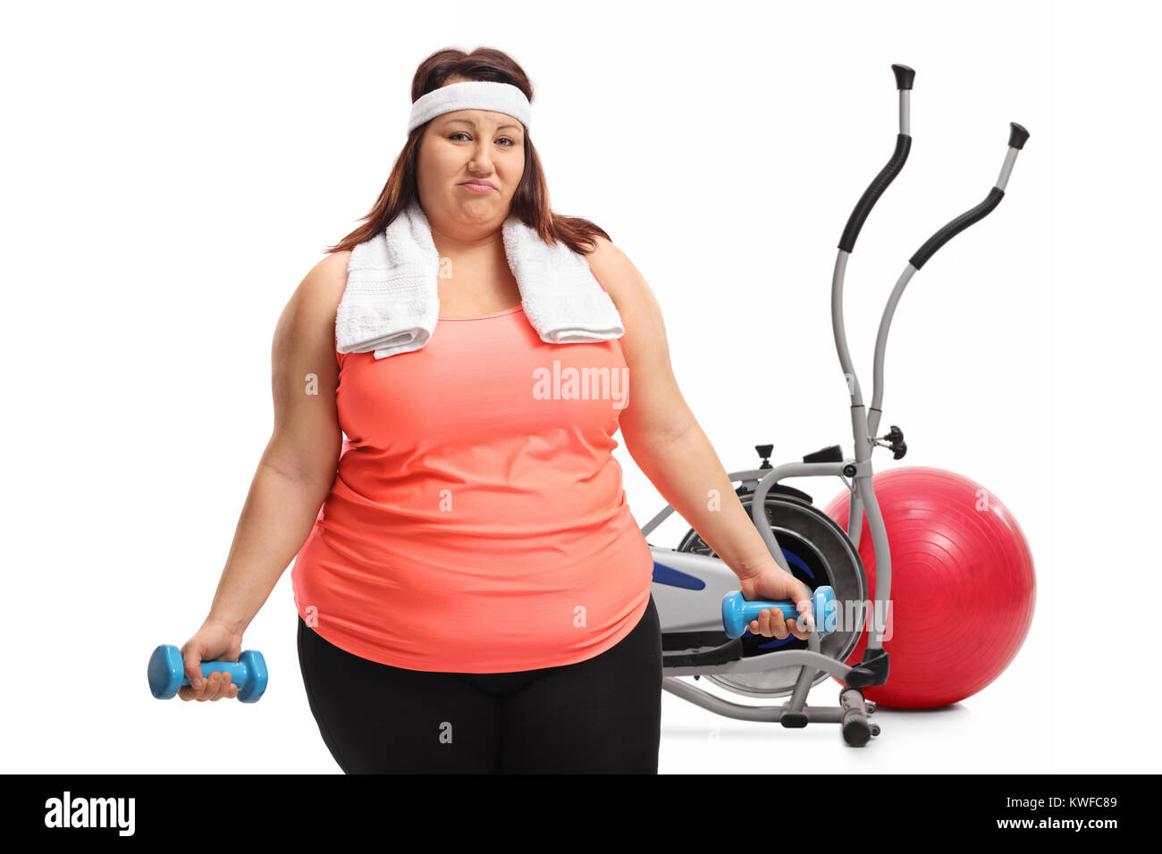 Fatigué de l'embonpoint woman exercising avec de petits haltères en face de l'équipement d'exercice isolé sur fond blanc Banque D'Images