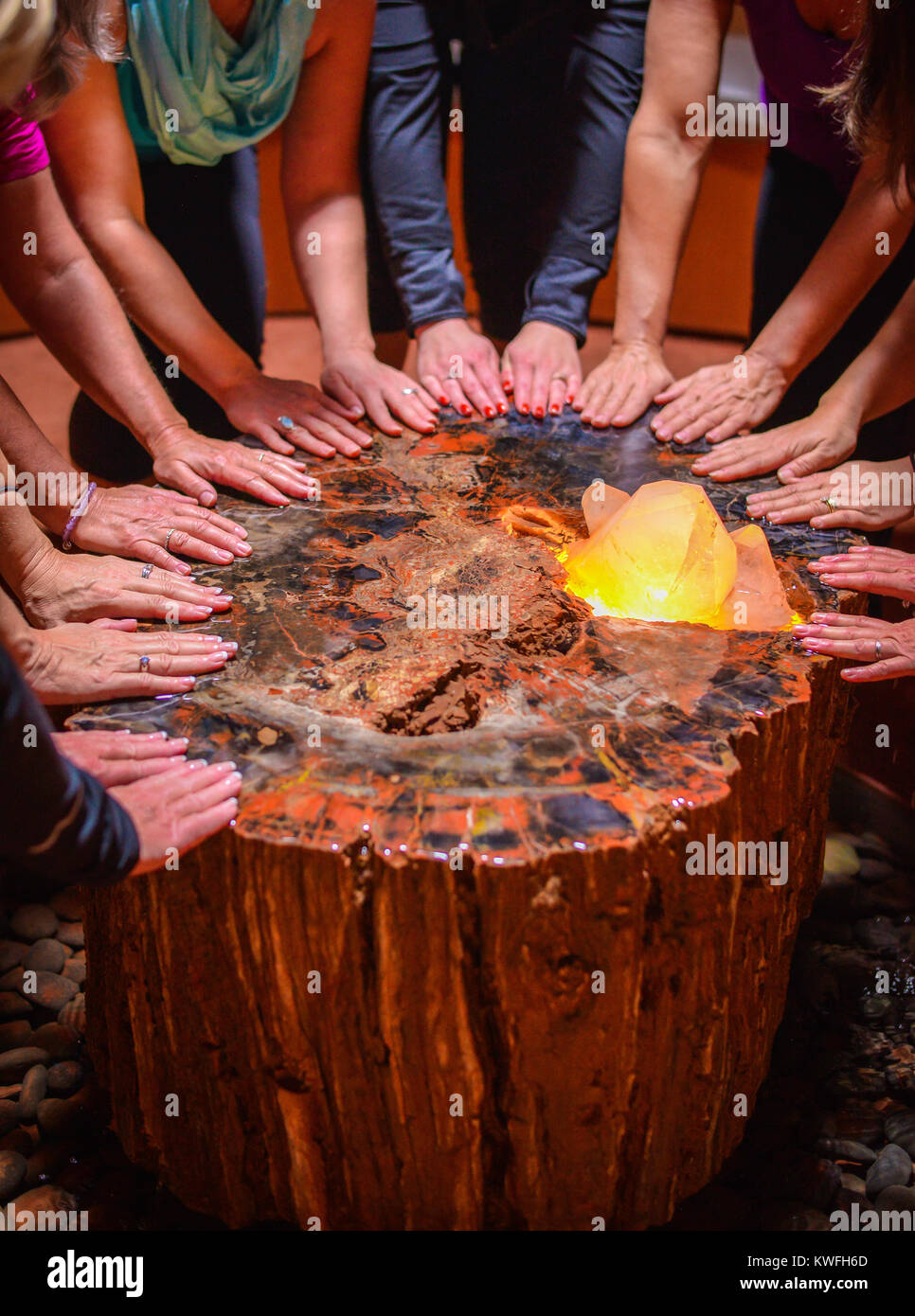 La force de guérison en cristal sacré monument pour le yoga et la méditation. vertical avec de nombreux groupes de femmes mains. sedona arizona USA Banque D'Images