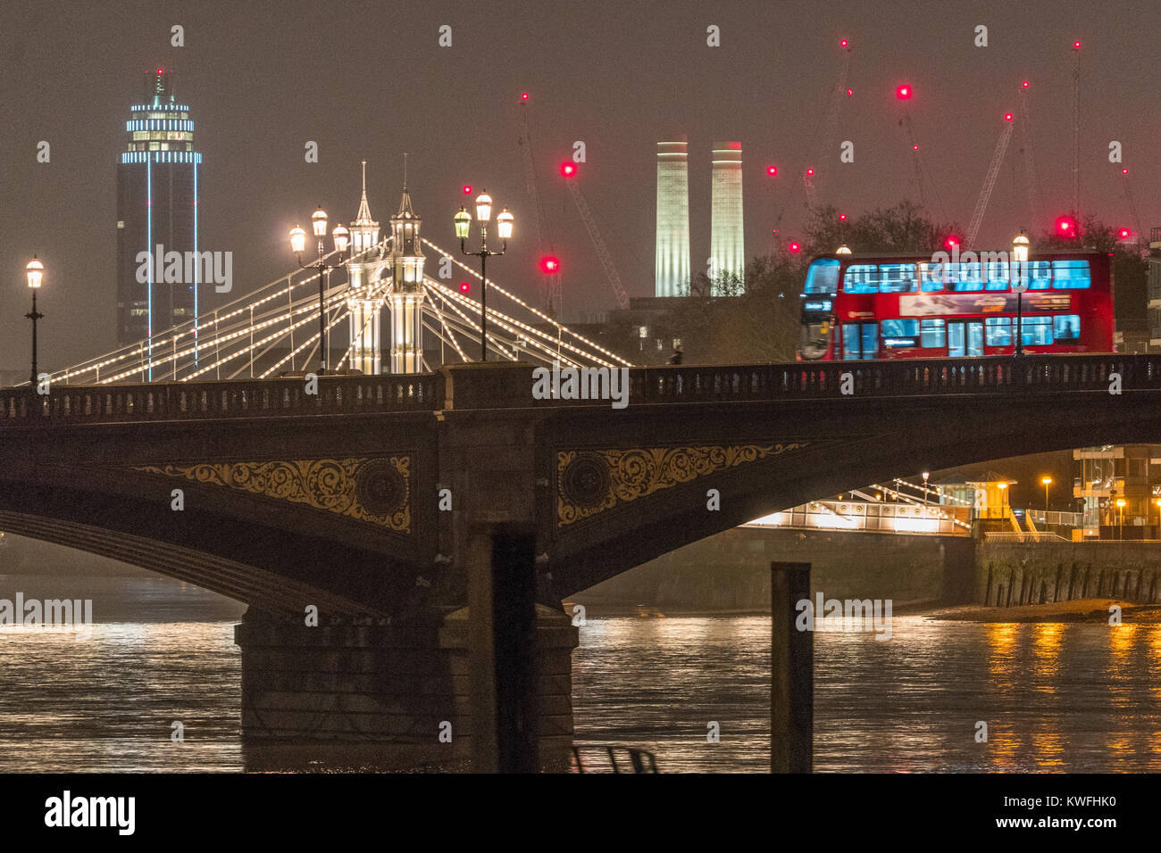 Une vue de la nuit de Albert Bridge à Londres. Date de la photo : Le mardi, 2 janvier, 2018. Photo : Roger Garfield/Alamy Live News Banque D'Images