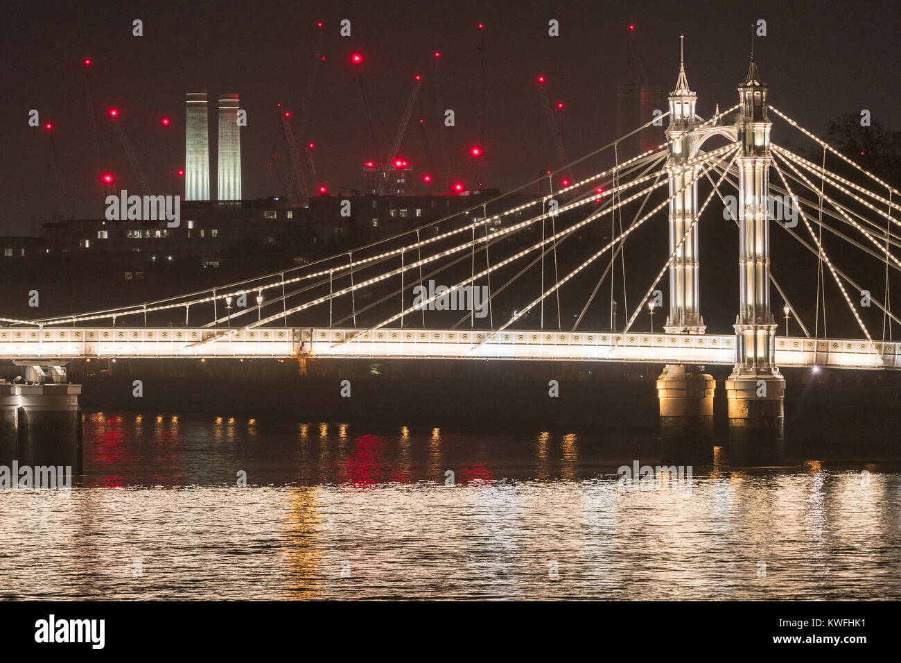 Une vue de la nuit de Albert Bridge à Londres. Date de la photo : Le mardi, 2 janvier, 2018. Photo : Roger Garfield/Alamy Live News Banque D'Images