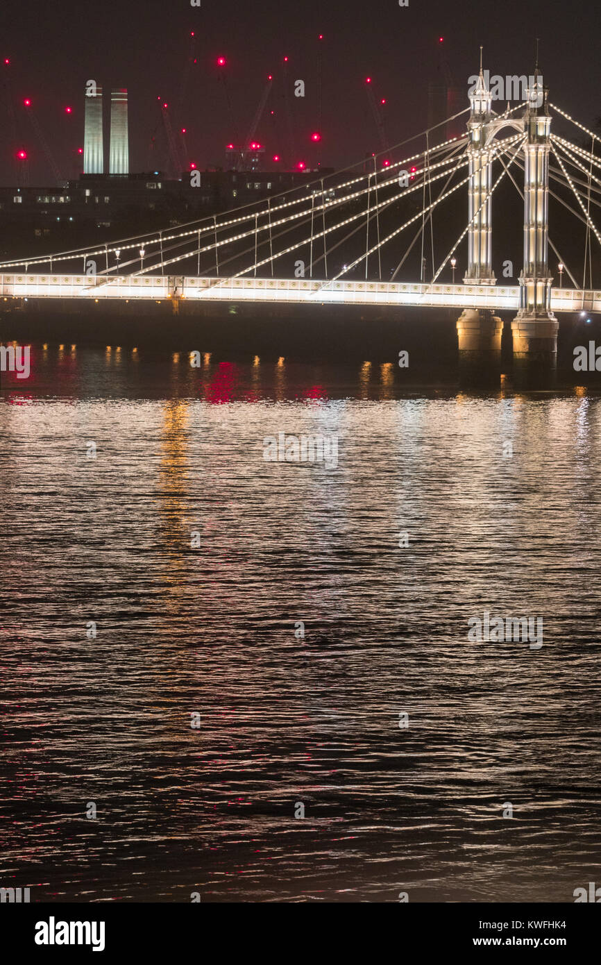 Une vue de la nuit de Albert Bridge à Londres. Date de la photo : Le mardi, 2 janvier, 2018. Photo : Roger Garfield/Alamy Live News Banque D'Images