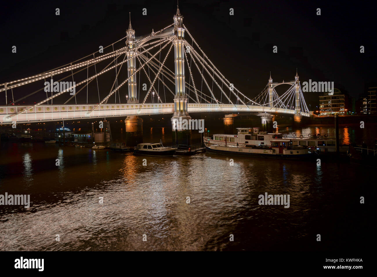 Une vue de la nuit de Albert Bridge à Londres. Date de la photo : Le mardi, 2 janvier, 2018. Photo : Roger Garfield/Alamy Live News Banque D'Images