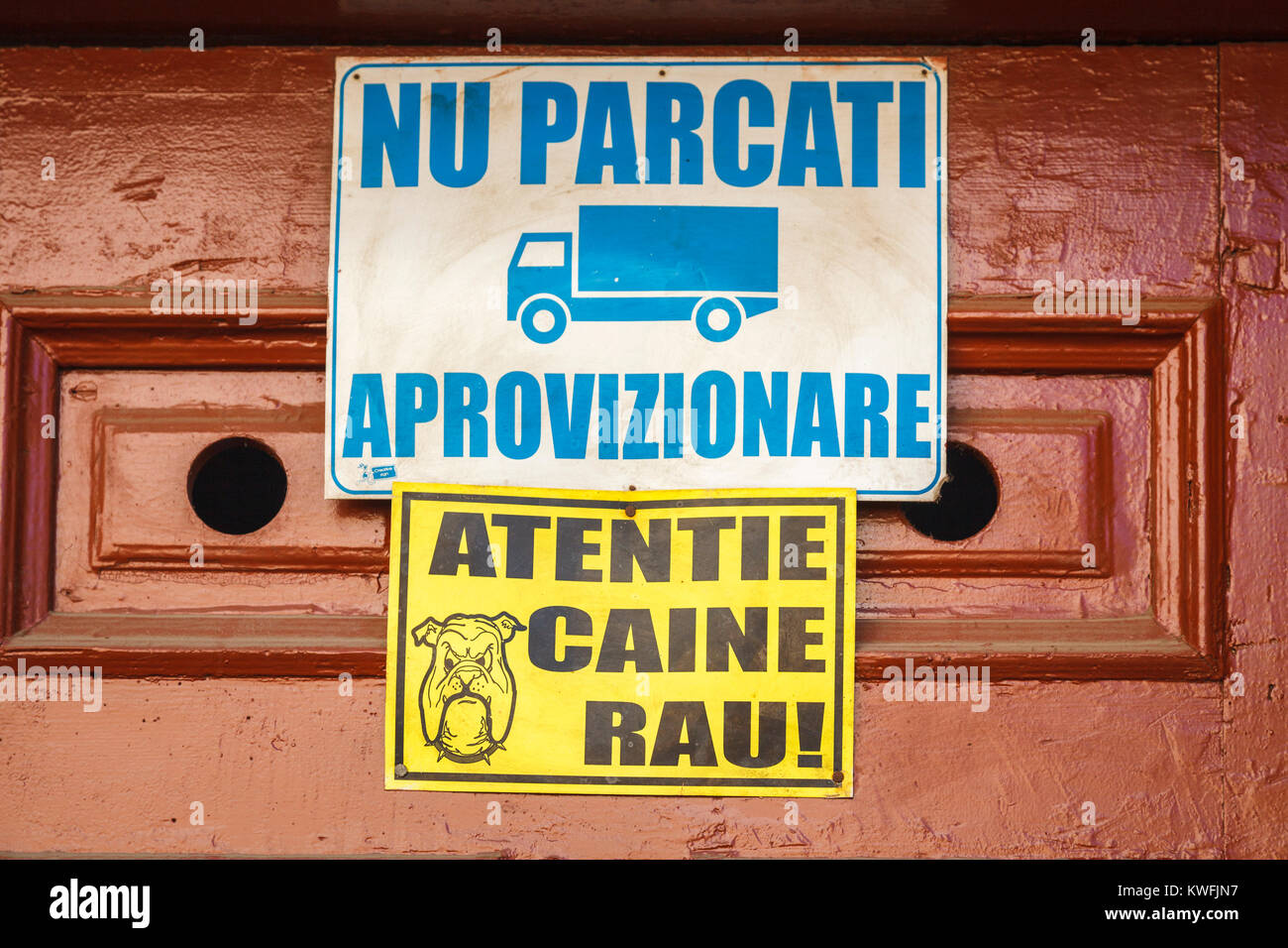 Méfiez-vous du chien panneau d'avertissement et aucun signe de stationnement à Brasov, une ville dans la région de Transylvanie centrale de Roumanie Banque D'Images