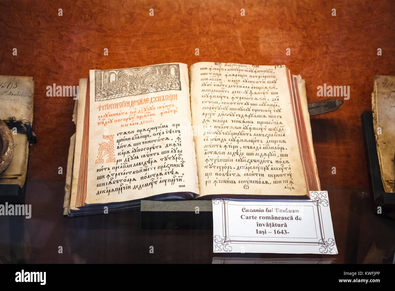 Ancien manuscrit livre, une exposition au Musée de la première école roumaine, quartier Schei, Brasov, une ville dans la région de Transylvanie centrale de Roumanie Banque D'Images