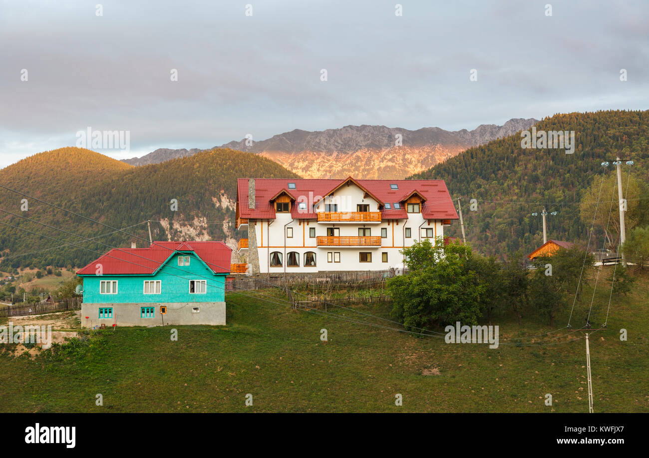 Pension Villa Hermani, Magura, dans les contreforts des Carpates, le parc national de Piatra Craiului, Transylvanie, Roumanie, Europe de l'Est Banque D'Images