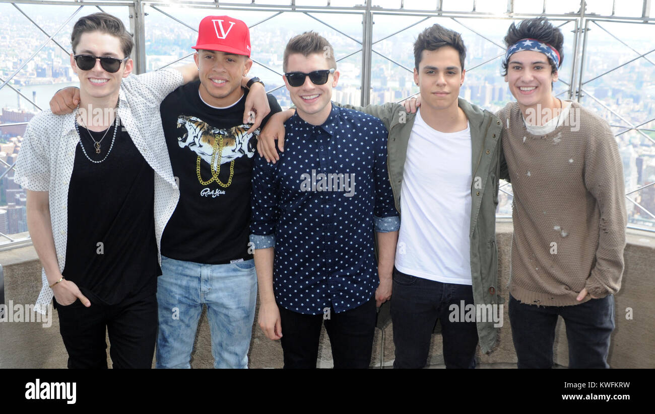 NEW YORK, NY - 05 juin : Eric Secharia, Joey Diggs Jr., Anthony Ladao, Thomas Augusto et Colton Rudloff de Midnight Red visiter l'Empire State Building Le 5 juin 2014 à New York. Personnes : Midnight Red Banque D'Images