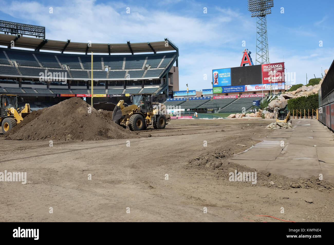 ANAHEIM, CA - 11 février 2015 : Angel Stadium d'Anaheim domaine nettoyage. Retirer les travailleurs la terre de l'intérieur Angel Stadium après le Motocross et Monster Banque D'Images