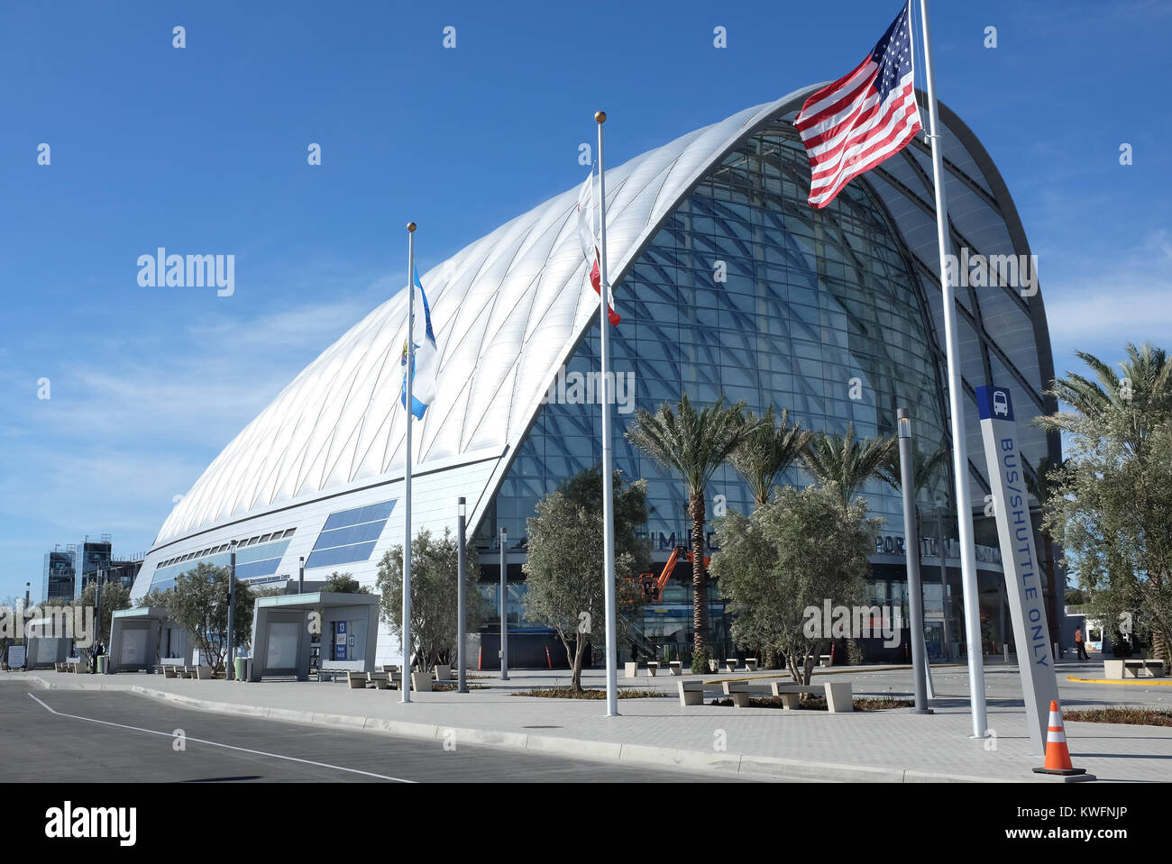 ANAHEIM, CA - 11 février 2015 : Anaheim centre intermodal de transport régional. Le terminal sert de Metrolink Amtrak et lignes de chemin de fer, et d'un termina Banque D'Images