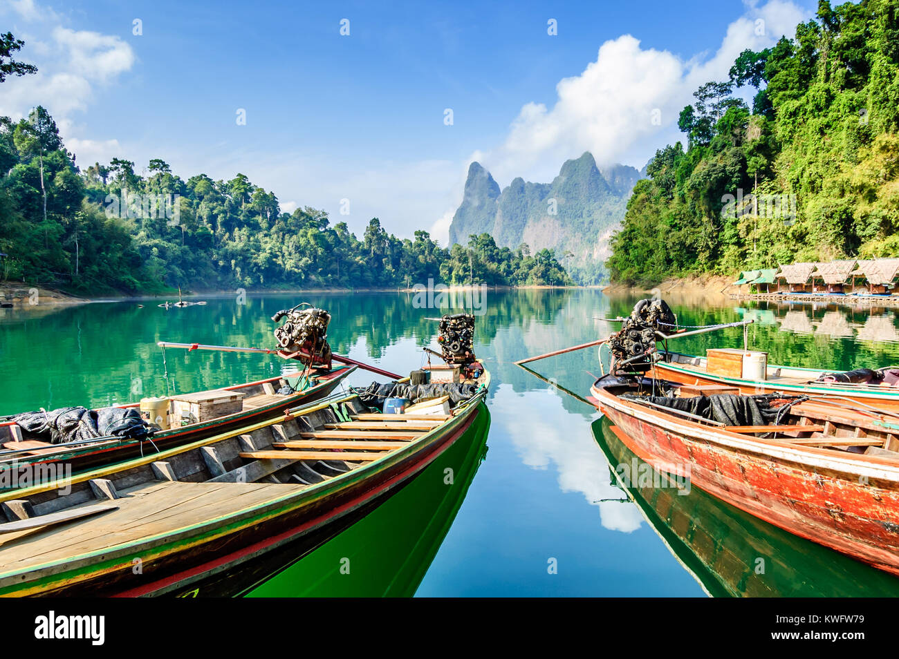 Long Tail boats & cabines au bord du lac sur le lac Cheow lan, Parc national de Khao Sok, Province de Surat Thani, Thaïlande du sud Banque D'Images