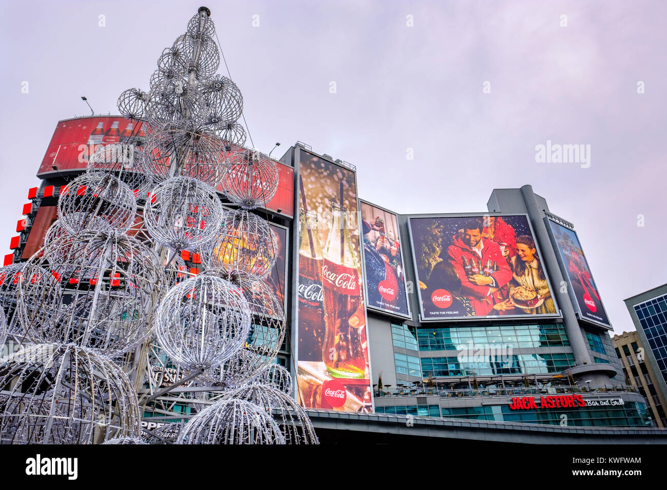 Dundas Square Noël Coca-Cola, les panneaux d'angle de la rue Yonge et Dundas Street, le centre-ville de Toronto, Ontario, Canada. Banque D'Images