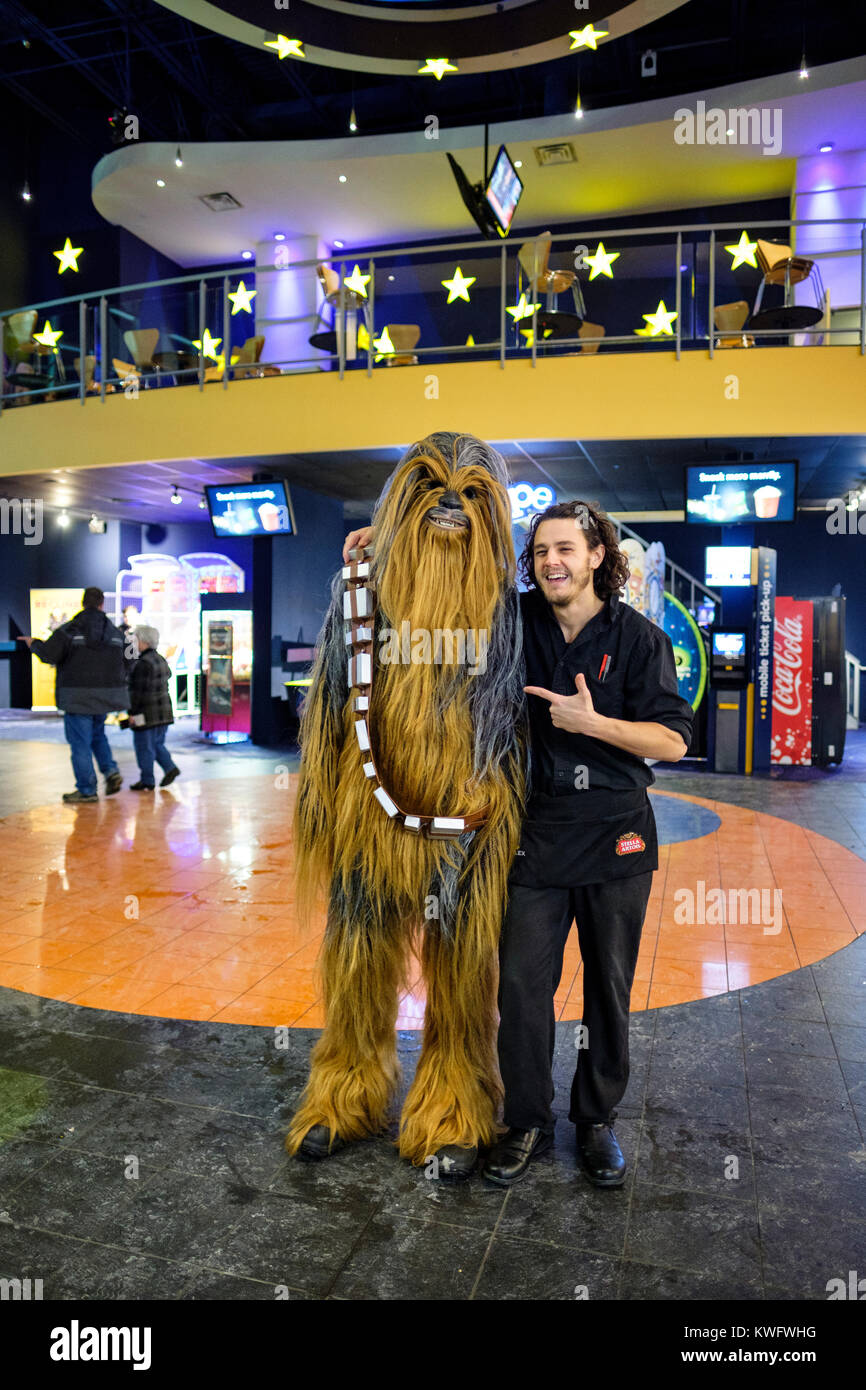 Cosplayeuse fan film, posant pour des photos portant un costume de Chewbacca à Star Wars Jedi Le dernier film d'ouverture, London, Ontario, Canada. Banque D'Images