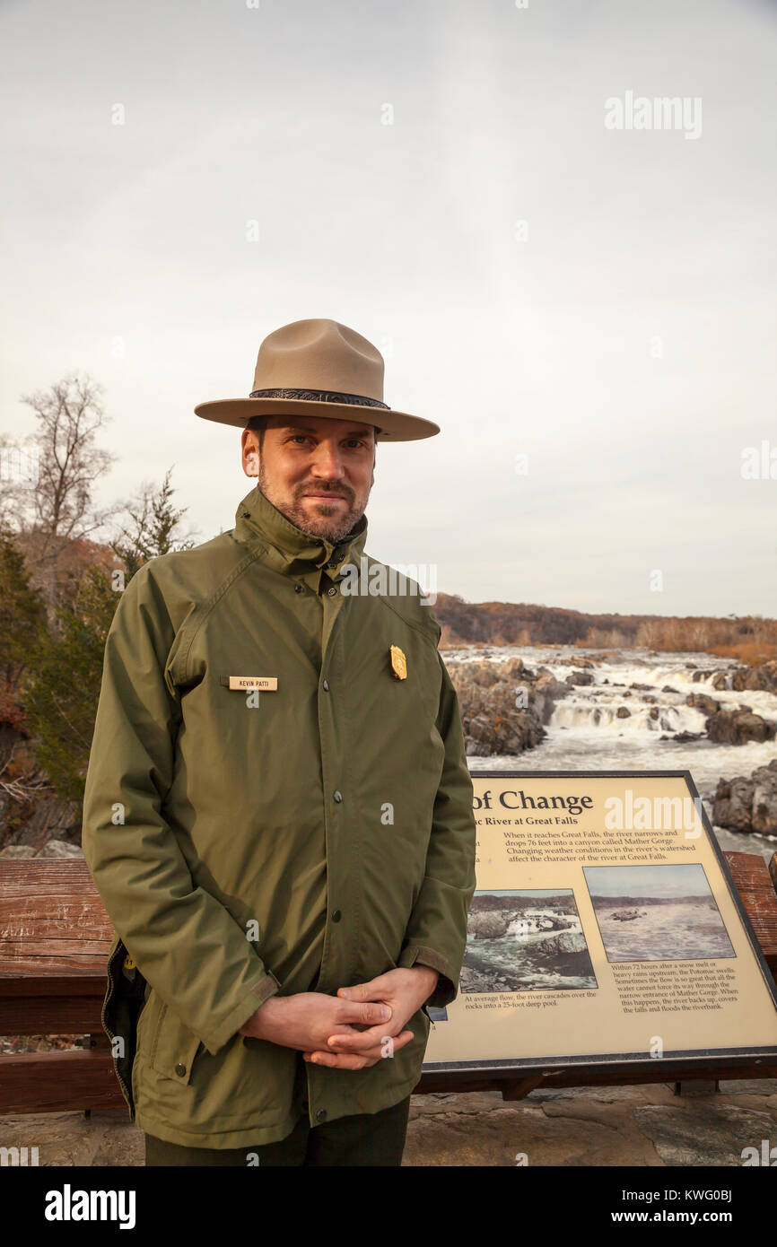 Le garde-parc a posé pour une photo au parc de Great Falls, en Virginie, aux États-Unis Banque D'Images