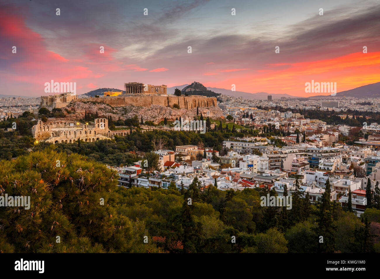 Vue de l'acropole de la colline Filopappou au lever du soleil, la Grèce. Banque D'Images