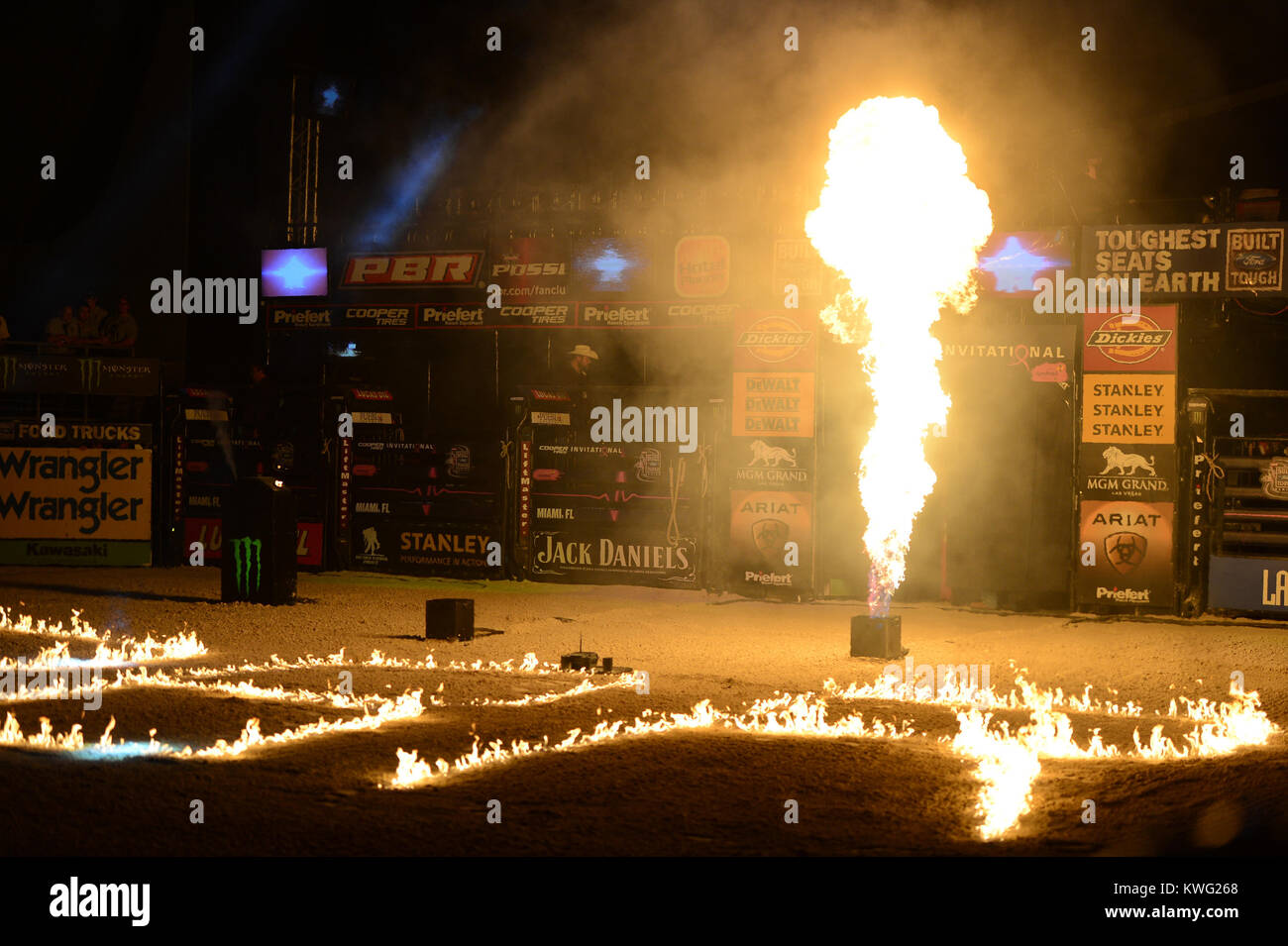 HOLLYWOOD FL - 12 octobre : Le Bull riders professionnels ont ajouté un 27ème cas de la série 2013 Construit Ford Tough l'annexe. L'Hard Rock Live à Hollywood, en Floride, sera l'hôte de la dernière manifestation de la saison régulière de la premiere série bull riding seulement deux semaines avant sa Finale Mondiale 2013 à Las Vegas au Hard Rock Live eu lieu au Seminole Hard Rock Hotel & Casino le 12 octobre 2013 à Hollywood, en Floride . People : Professional Bull Riders Banque D'Images