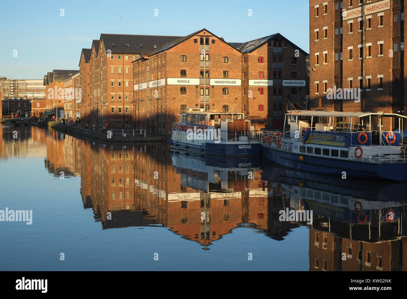 Bateaux de touristes, les entrepôts et les réflexions à Gloucester Docks Banque D'Images