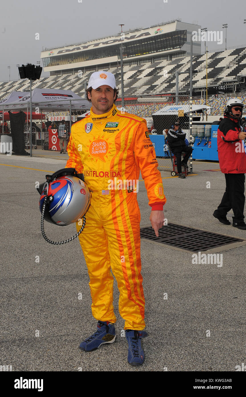 DAYTONA BEACH FL - 06 janvier : acteur de Grey's Anatomy Patrick Dempsey" cDreamy «commence à montrer son âge un peu comme il est vu avec une strie grise dans sa tête. Patrick Galen Dempsey (né le 13 janvier 1966) est un acteur américain, connu pour son rôle en tant que neurochirurgien Dr Derek Shepherd (cDreamy «') sur le drame médical Grey's Anatomy. Dempsey est observé pendant l'essai pour la série de voitures de sport Rolex Rolex 24 à Daytona International Speedway le 6 janvier 2012 à Daytona Beach, Floride Personnes : Patrick Dempsey Banque D'Images