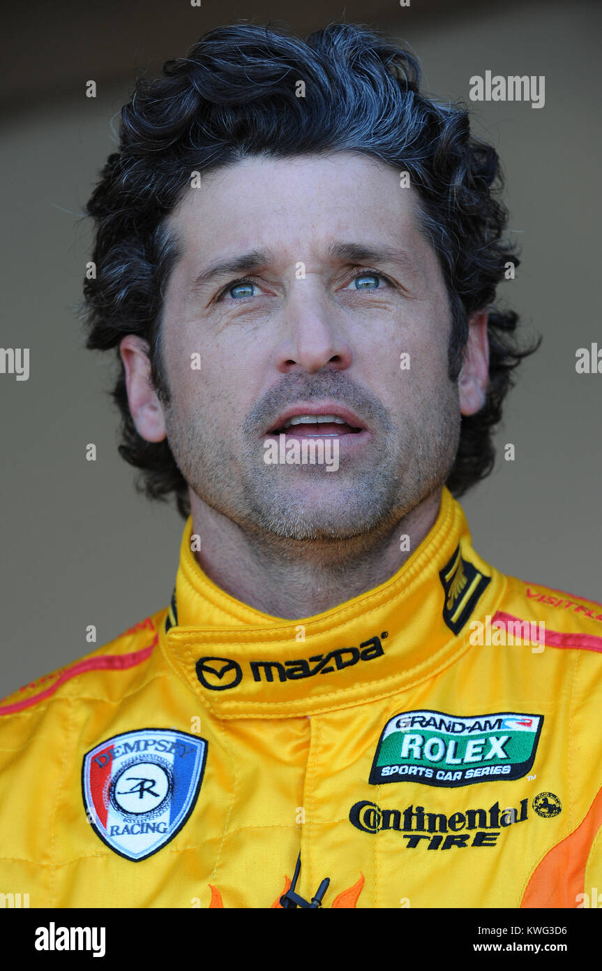 DAYTONA BEACH FL - 06 janvier : acteur de Grey's Anatomy Patrick Dempsey" cDreamy «commence à montrer son âge un peu comme il est vu avec une strie grise dans sa tête. Patrick Galen Dempsey (né le 13 janvier 1966) est un acteur américain, connu pour son rôle en tant que neurochirurgien Dr Derek Shepherd (cDreamy «') sur le drame médical Grey's Anatomy. Dempsey est observé pendant l'essai pour la série de voitures de sport Rolex Rolex 24 à Daytona International Speedway le 6 janvier 2012 à Daytona Beach, Floride Personnes : Patrick Dempsey Banque D'Images