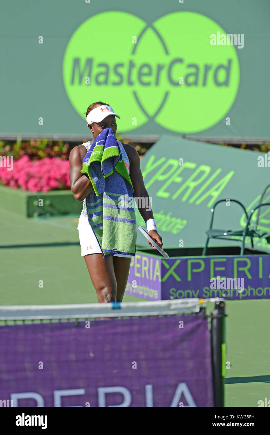 KEY BISCAYNE, Floride - le 24 mars : Maria Sharapova, de la Russie à l'encontre de Sloane Stephens des USA dans leur deuxième tour au Sony Ericsson Open, à Crandon Park Tennis Center le 24 mars 2012 à Key Biscayne, en Floride. People : Sloane Stephens Banque D'Images