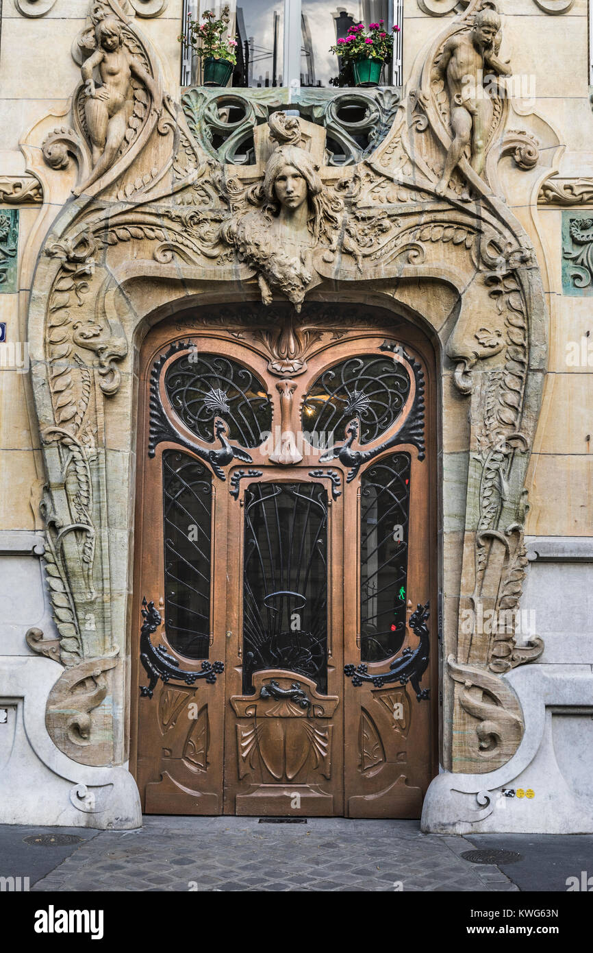 France, Paris, Art Nouveau porte avec un phallus représenté Banque D'Images