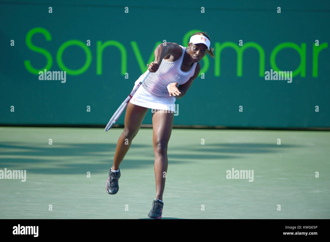 KEY BISCAYNE, Floride - le 24 mars : Maria Sharapova, de la Russie à l'encontre de Sloane Stephens des USA dans leur deuxième tour au Sony Ericsson Open, à Crandon Park Tennis Center le 24 mars 2012 à Key Biscayne, en Floride. People : Sloane Stephens Banque D'Images