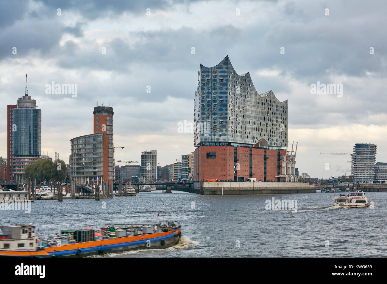 Elbphilharmonie, salle de concert par les architectes Herzog et de Meuron au bord du fleuve Elbe, HafenCity, Hambourg, Allemagne. Banque D'Images