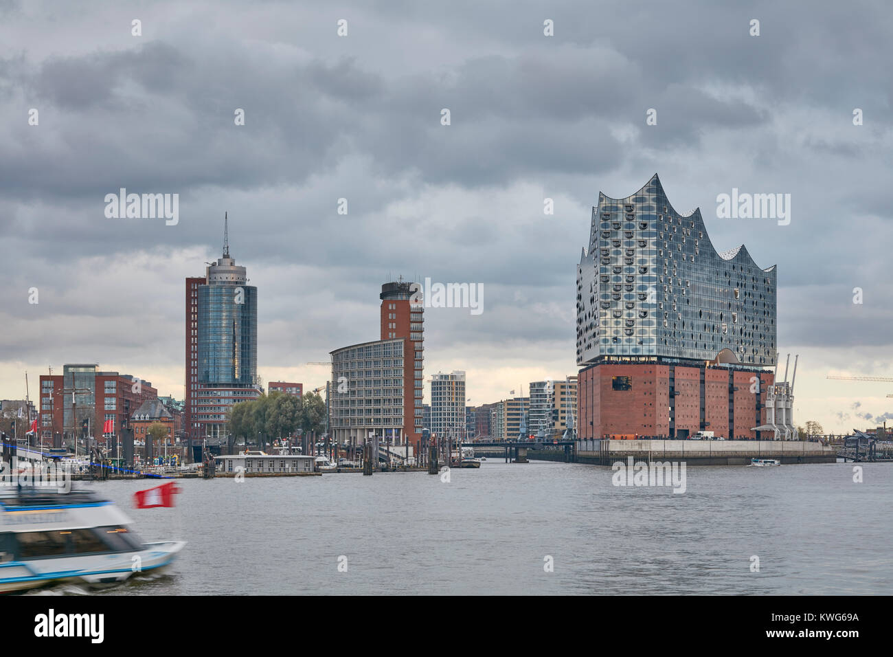 Elbphilharmonie, salle de concert par les architectes Herzog et de Meuron au bord du fleuve Elbe, HafenCity, Hambourg, Allemagne. Banque D'Images
